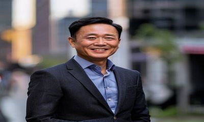小宝探花创始人陈明远，身着简洁深色衬衫，在户外城市街景前微笑，眼神坚定而温和，体现内容探索者的专注气质